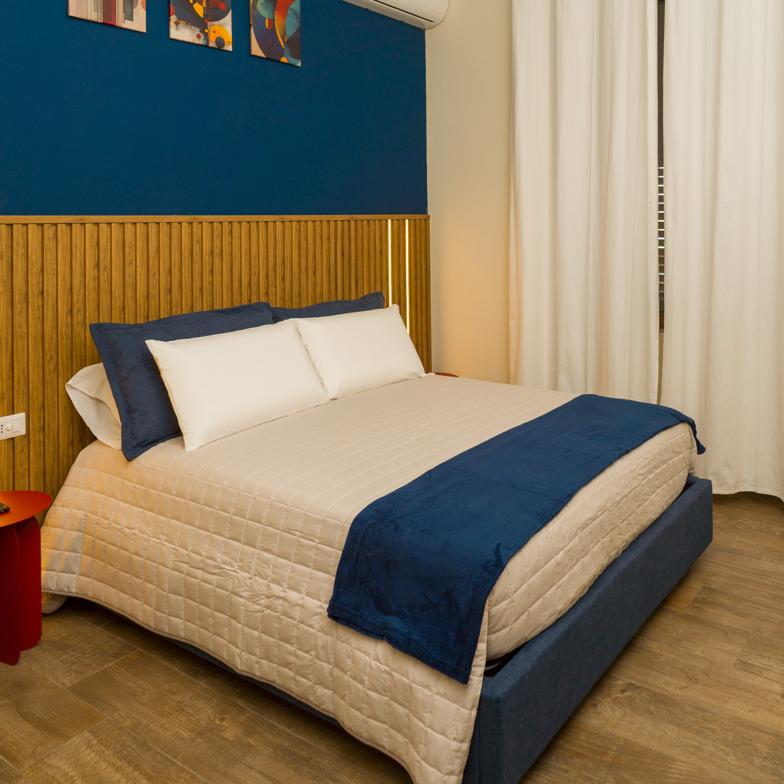 Alloggio Executive B&B Prima Classe Battipaglia con letto matrimoniale e dettagli blu
